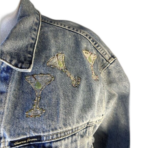 Guess Jean Jacket Wm's Sz Med Lt Blue Cropped Oversize Fit Martini Artwork - Picture 8 of 12